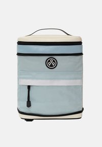 Mjukskal kyllväska i ljusblått och krämfärgat, med ett handtag på toppen, svart accentdragkedja, framficka och ett runt logopatch.