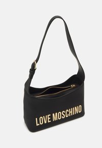 Sac à main noir avec un logo "LOVE MOSCHINO" en or, en matériau lisse, de forme courbée, avec une bandoulière unique et des détails sur une poche zippée.
