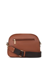 Borsa a tracolla in finta pelle marrone con finitura testurizzata, dotata di una tasca con zip anteriore e di una tracolla scura regolabile con dettagli in metallo dorato.