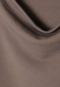 Elastická, žebrovaná látka v tlumené taupe barvě, s měkkým spadem a hladkou texturou, s jemnými odrazy světla na povrchu.