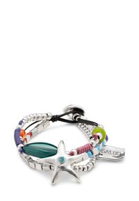 Pulsera de cuentas plateadas y coloridas que presenta un charm de estrella de mar, varias cuentas texturizadas y una pequeña etiqueta grabada con la palabra "SALUD."
