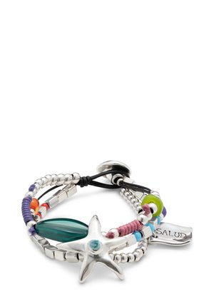 Pulsera de cuentas plateadas y coloridas que presenta un charm de estrella de mar, varias cuentas texturizadas y una pequeña etiqueta grabada con la palabra "SALUD."