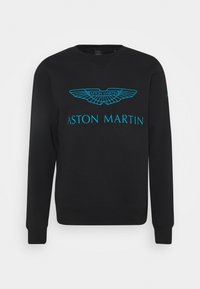 Sudadera negra con cuello redondo, que presenta un prominente logo de Aston Martin en color turquesa y un diseño de alas en la parte delantera. Textura de tela suave.