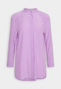 Chemise lavande à manches longues avec col montant, fermeture à boutons sur le devant et ourlet droit. Tissu lisse et léger avec une légère brillance.