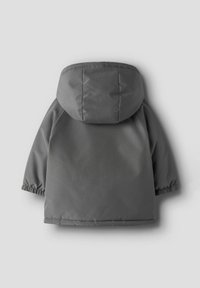 Giubbotto invernale per bambini di colore grigio scuro, con cappuccio, maniche lunghe e polsini elasticizzati, mostrato di spalle su uno sfondo semplice.