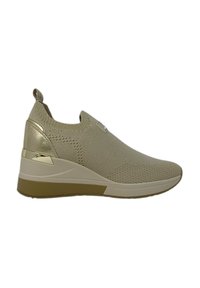 Zapatillas de punto beige con diseño slip-on, acentos metálicos dorados, una parte superior texturada y una suela contrastante en blanco y marrón.