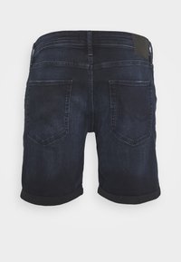 Tummat farkkushortsit slim fit -mallilla, käännettylahkeella, kahdella takataskulla ja kontrastivärisellä kangastäplällä vyötäröllä.