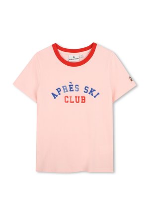 Lichtroze T-shirt met korte mouwen, een rode kraag en de tekst "APRÈS SKI CLUB" in blauw en rood op de voorkant.