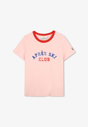 Lichtroze T-shirt met korte mouwen, een rode kraag en de tekst "APRÈS SKI CLUB" in blauw en rood op de voorkant.