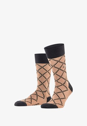 Calzini marroni con motivo a rombi argyle neri, polsino a coste scure e punte rinforzate. Materiale morbido con texture liscia e dettaglio logo discreto.