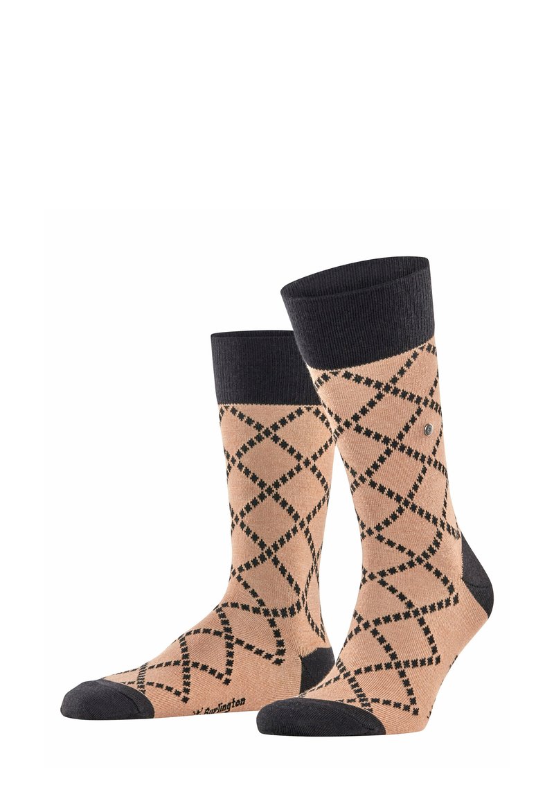 Calzini marroni con motivo a rombi argyle neri, polsino a coste scure e punte rinforzate. Materiale morbido con texture liscia e dettaglio logo discreto.