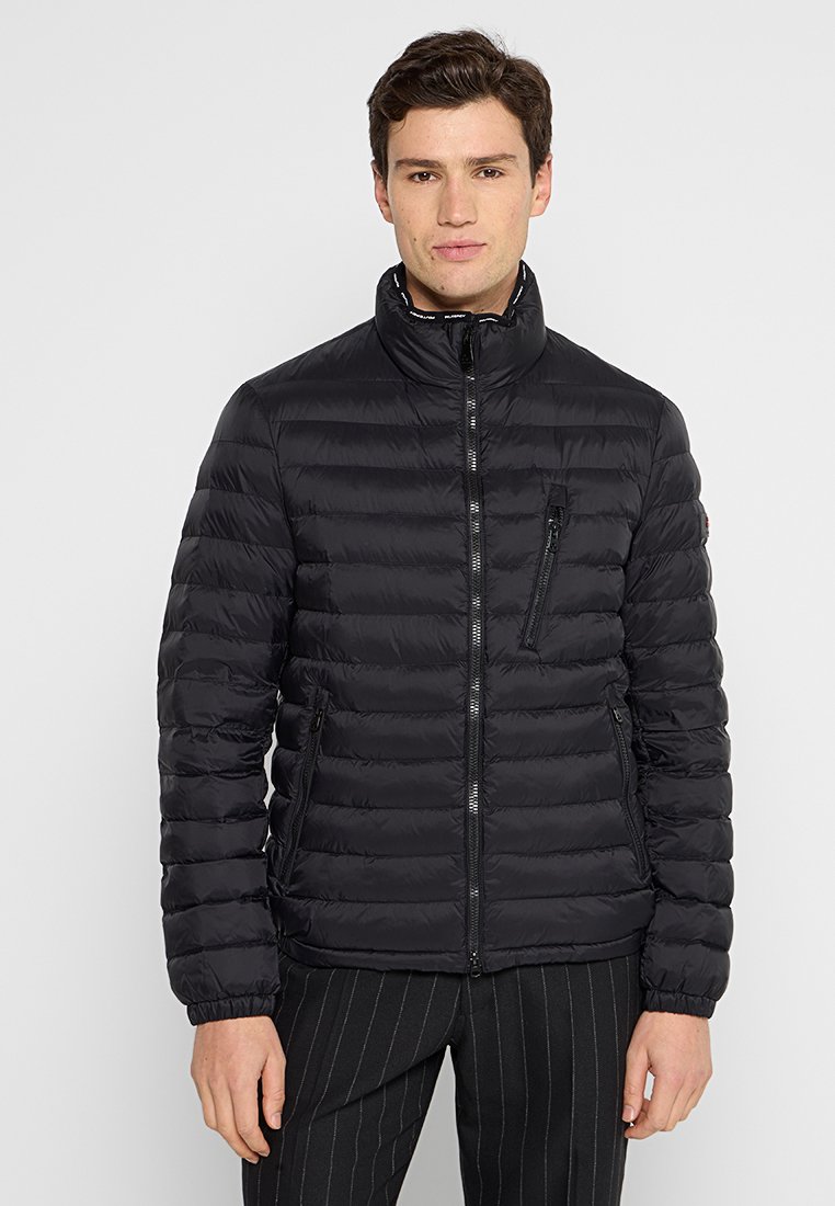 Zwarte pufferjack met horizontaal gestikt ontwerp, hoge kraag, voorrits en zijzakken. Lichtgewicht, glanzende afwerking.