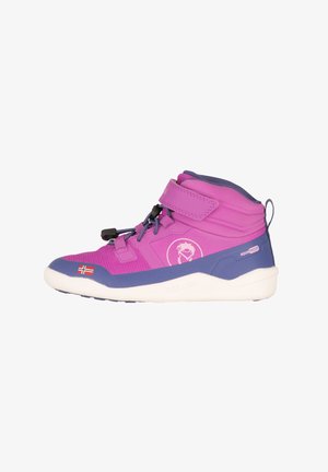 Botas impermeáveis para crianças em rosa e roxo, com uma tira, atacadores e um upper texturizado. Sola branca com detalhe da bandeira norueguesa.