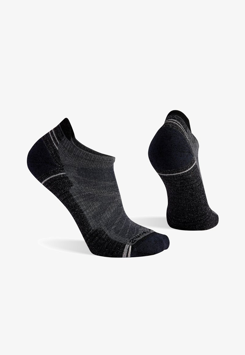 Paar dunkelgraue und schwarze niedrig geschnittene Sportsocken mit gepolsterten Sohlen und dezenten weißen Streifendetails vor weißem Hintergrund.