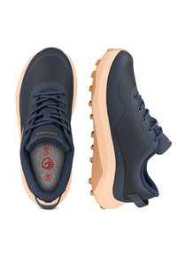 Granatowe buty sportowe z teksturowaną, siateczkową cholewką i beżową gumową podeszwą. Posiadają sznurówki oraz wzmocniony piętę dla lepszego wsparcia.