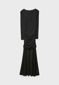 Langes schwarzes Kleid mit langen Ärmeln, einem drapierten Oberteil und einem fließenden Rock aus leichtem Stoff mit einer subtilen Textur.