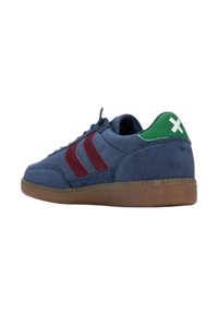 Sneaker blu in suede con strisce color bordeaux, accentuazione verde sul tallone e suola in gomma marrone. Presenta una finitura testurizzata e un design atletico classico.