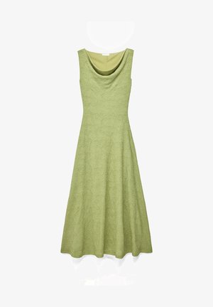 Hihaton vaaleanvihreä mekko, jossa teksturoitu kukkakuvio, vartalonmyötäinen yläosa, laskostettu kaarokaula-aukko ja levenevä midihelma.