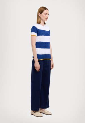 CREW CABLE STRIPE  - Nyomott mintás póló - white/blue yacht