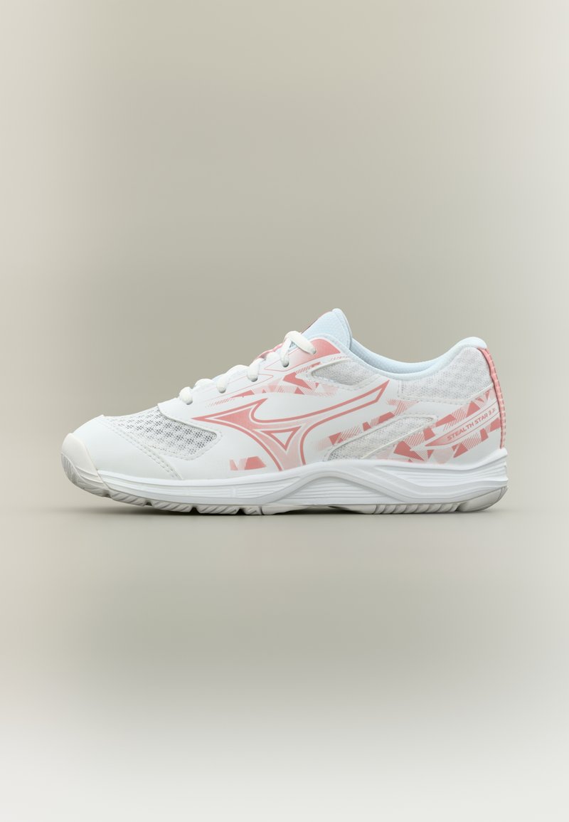 Άσπρο αθλητικό παπούτσι με ροζ γεωμετρικά σχέδια, πάνελ από δίχτυ, κλείσιμο με κορδόνια και υφή στη σόλα, απεικονισμένο σε ουδέτερο φόντο.