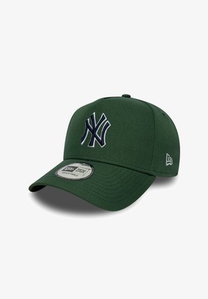 Casquette verte en tissu avec un design structuré. Dispose d'un logo brodé blanc et marine, d'une sangle réglable et d'une visière incurvée.