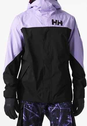 Sort og lavendelfarvet skijakke med hætte, udstyret med lynlåslukning og lommer; lavet af et glat, vandtæt stof. Sorte handsker medfølger.