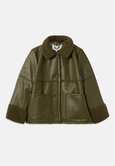 Ελαιόχρωμο μπουφάν από τεχνητό δέρμα με γιακά και μανίκια από γούνα, εμπρός κουμπιά και δύο μεγάλες τσέπες.