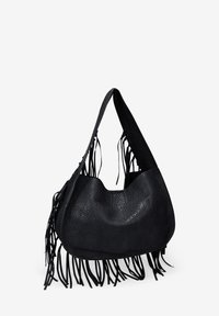 Bolso hobo de cuero negro con largas franjas en la parte inferior, una superficie texturizada y una amplia correa de hombro curvada para un fácil transporte.