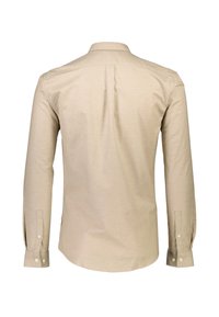 Camisa de manga larga beige hecha de tejido entrelazado. Presenta un collar estándar, puños abotonados y un yugo en la parte posterior con un detalle de pliegue.