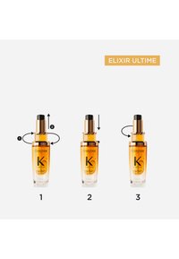Drei bernsteinfarbene und goldene Kérastase Elixir Ultime Flaschen mit nummerierten Schritten, die Dreh-, Herunterdrück- und Drehbewegungen am Tropfverschluss zeigen.