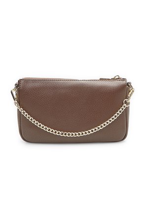 Sac bandoulière en cuir marron avec surface texturée, bandoulière en chaîne dorée, fermeture éclair et forme rectangulaire. Design minimaliste sans poches externes.