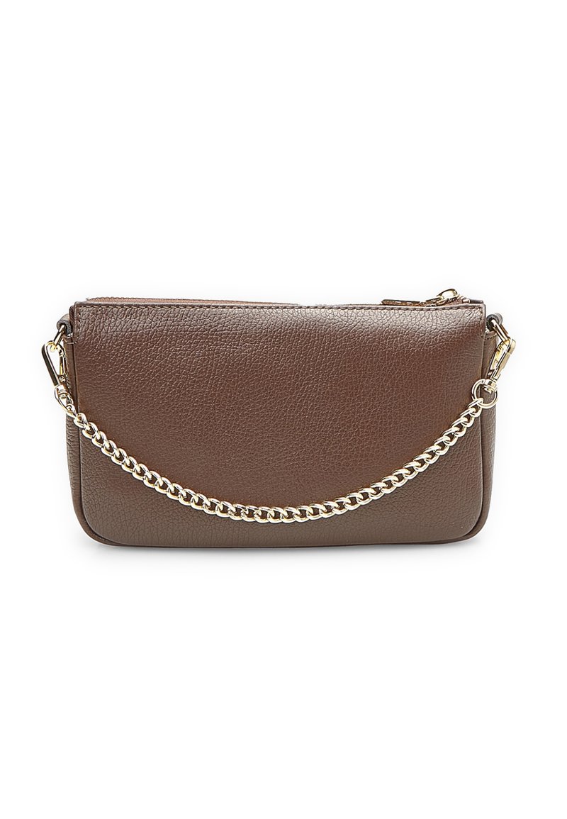 Borsa a tracolla in pelle marrone con superficie testurizzata, tracolla in catena dorata, chiusura con zip e forma rettangolare. Design minimale senza tasche esterne.
