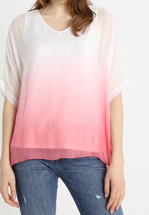 Lätt, genomskinlig blus med en gradient från vit till rosa, med korta ärmar och rund halsringning. Kombinerad med denimjeans.