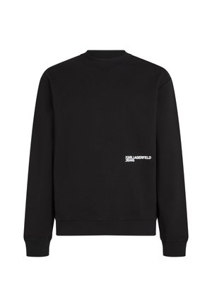 Fekete kapucnis pulóver pamut keverékből, bordázott kerek nyakkal és mandzsettákkal. Fehér márkázás található a bal oldalán, a hem közelében.