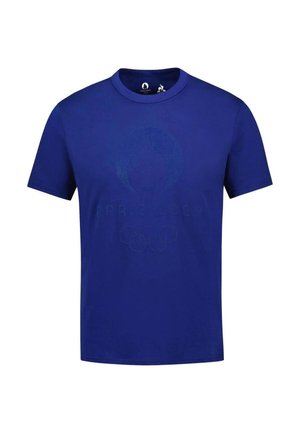 Camiseta de algodón azul con cuello redondo, mangas cortas y un sutil diseño en relieve del logo de los Juegos Olímpicos París 2024 en la parte frontal.