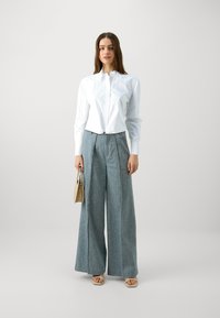KARL LAGERFELD CROPPED D RING SHIRT - Πουκαμίσα με κουμπιά - white