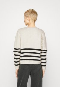 JDY JDYZARI O NECK CABLE STRIPE - Maglione - sandshell/black