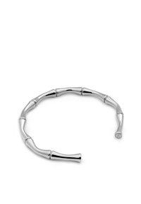 Bracciale in argento sterling con design a bambù, caratterizzato da segmenti alternati e finiture lisce, che presenta una forma flessibile e curvata.