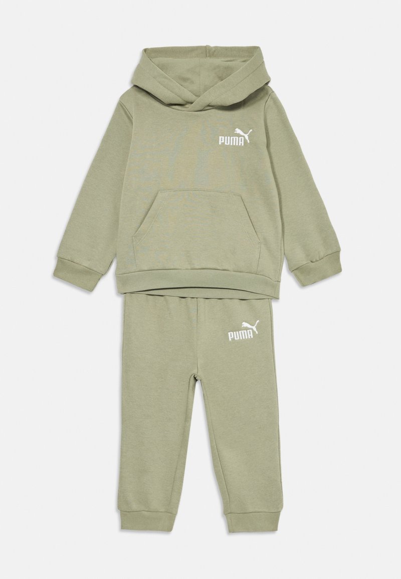 Ensemble de sweat à capuche et de pantalon de survêtement pour tout-petit de couleur vert clair, avec un logo Puma blanc sur la poitrine et la cuisse gauche, doté d'une poche avant et de poignets élastiques.