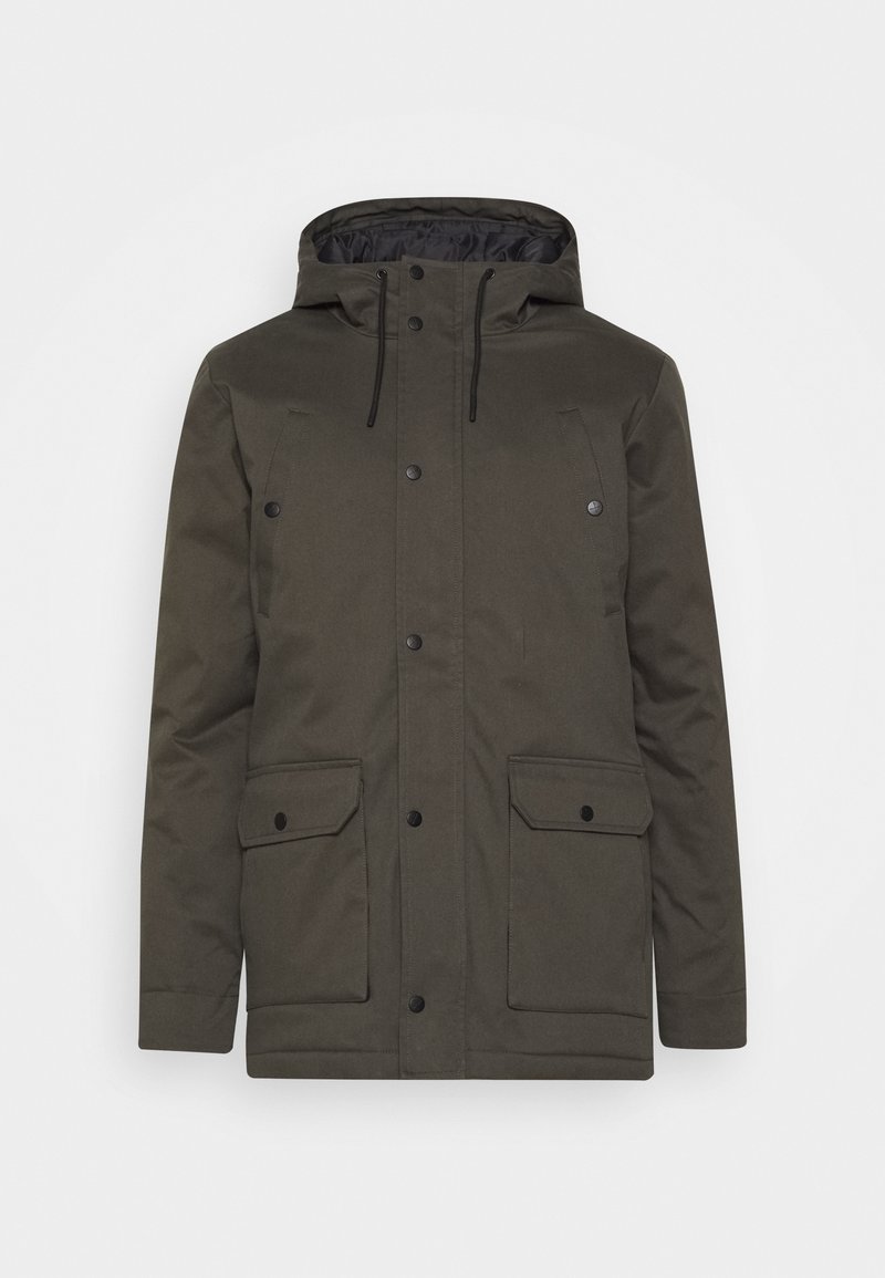 Manteau d'hiver vert foncé à capuche avec fermeture éclair avant et boutons, deux poches à rabat et deux poches latérales verticales.