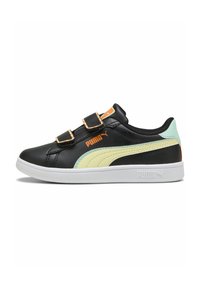 Sneaker sintetiche nere con una striscia verde e gialla, dotate di due fasce in Velcro, accenti arancioni e una suola in gomma bianca.