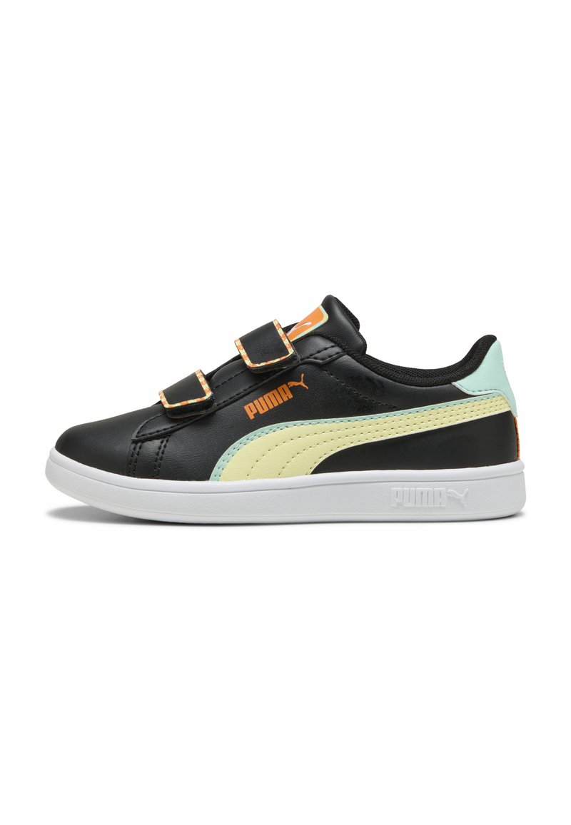 Sneaker sintetiche nere con una striscia verde e gialla, dotate di due fasce in Velcro, accenti arancioni e una suola in gomma bianca.