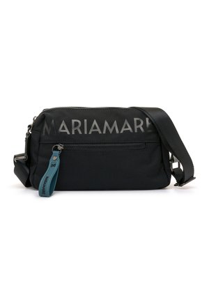 Bolso bandolera rectangular negro con bolsillo frontal con cremallera, correa ajustable y logo de Mariamare en el frente y en el tirador de la cremallera.