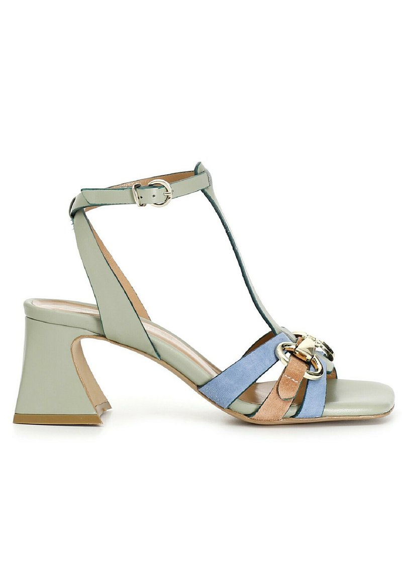 Sandalo con tacco con una cinturino in pelle verde menta e dettagli in suede blu chiaro e beige. Presenta una fibbia dorata e un tacco a blocco angolare.