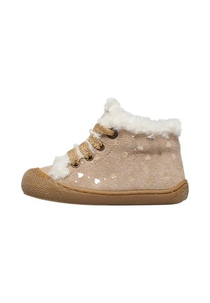 Stivali ankle in suede beige con bordo di pelliccia, fori a forma di cuore e lacci dorati. Suola in gomma texturizzata per una buona aderenza.