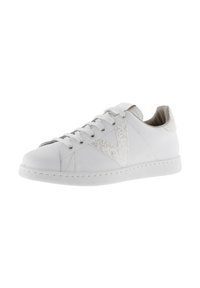 Zapatilla de cuero blanca con un logo V plateado texturizado, cierre de cordones plano, lengua acolchada y suela de goma. Diseño minimalista.