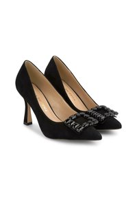 Chaussures à talons hauts en suede noir avec un bout pointu, dotées d'un grand détail de boucle noire brillante sur le dessus du pied et d'un talon stiletto fin.