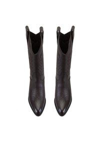 Bottines en cuir marron avec des orteils pointus, des coutures décoratives et des découpes sur les côtés. Texture lisse avec un motif subtil sur la surface.