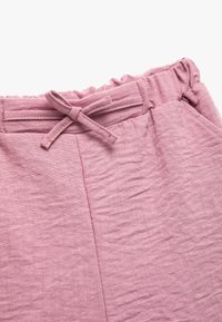 Roze linnen shorts met een gestructureerd oppervlak, voorzien van een gerimpelde tailleband en strik, gedetailleerd met twee voorzakken.