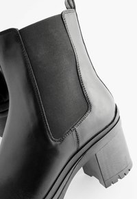 Next FOREVER COMFORT - Platvormtallaga poolsaapad - black